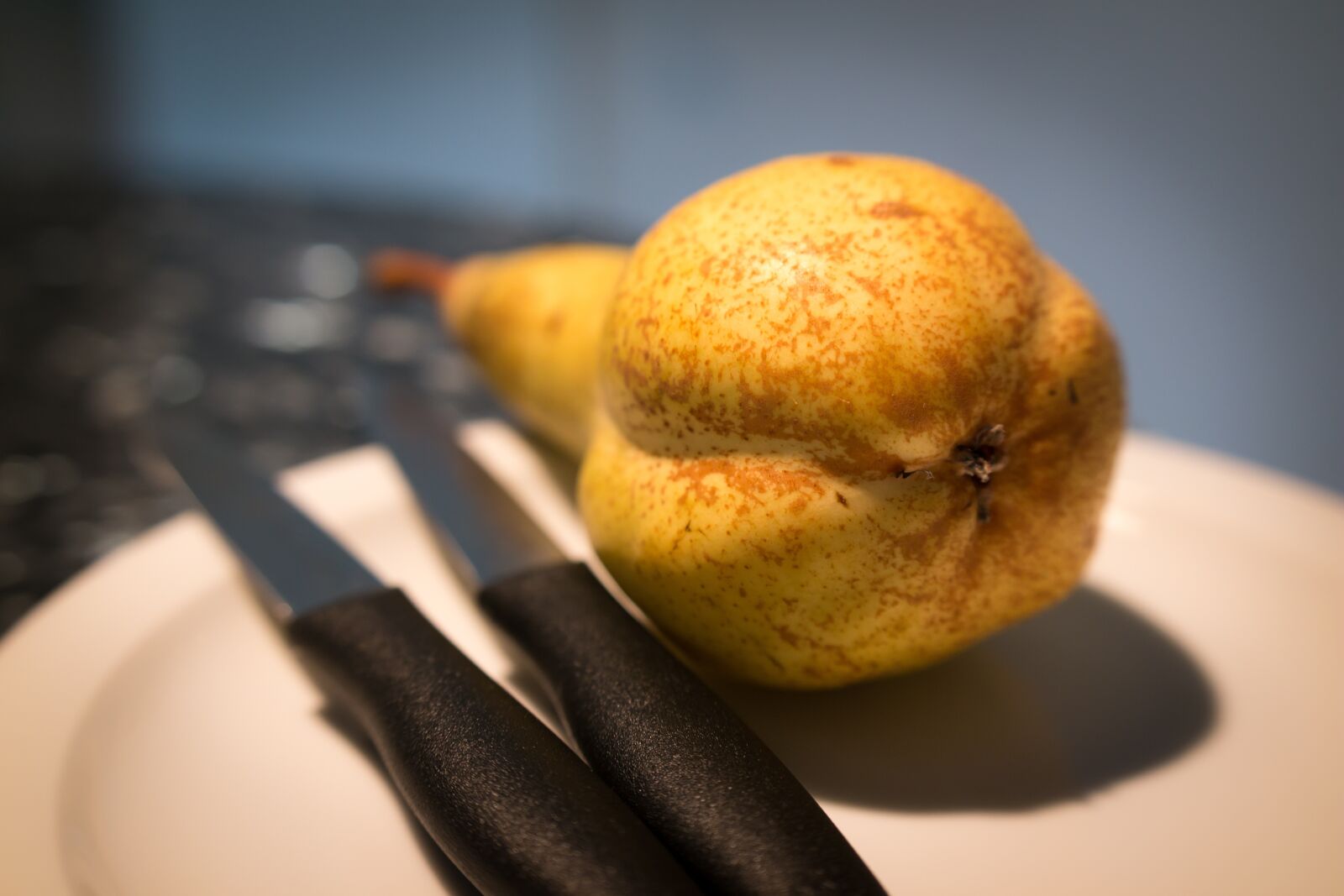 Samsung NX 30mm F2 Pancake sample photo. Pear, knife, fruit photography