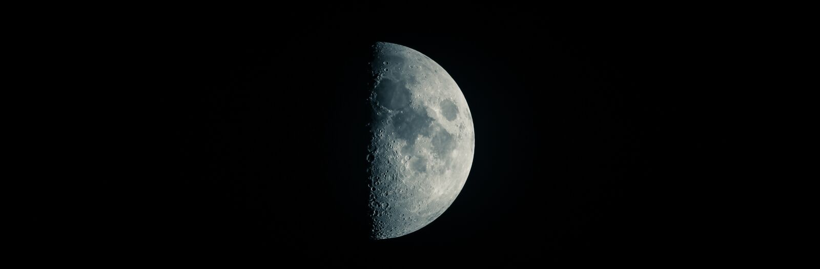 Canon EOS 700D (EOS Rebel T5i / EOS Kiss X7i) + 150-600mm F5-6.3 DG OS HSM | Contemporary 015 sample photo. Moon, crescent, night sky photography