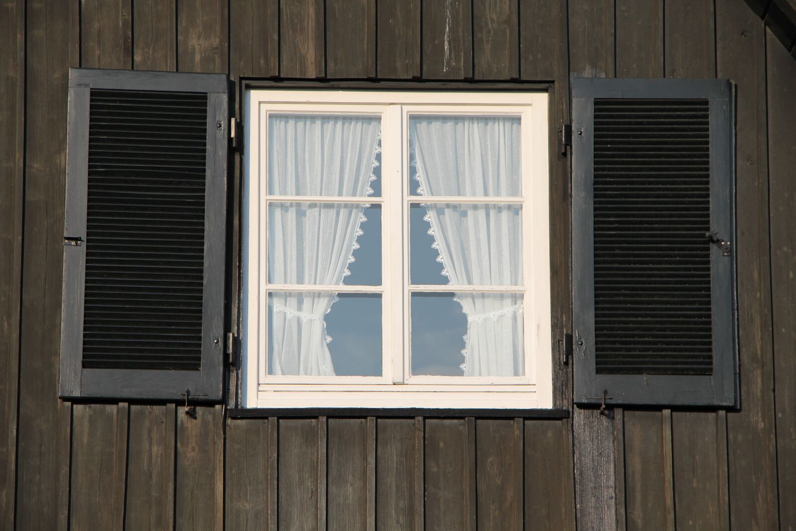 Canon EOS 700D (EOS Rebel T5i / EOS Kiss X7i) sample photo. Window, wood, curtain photography
