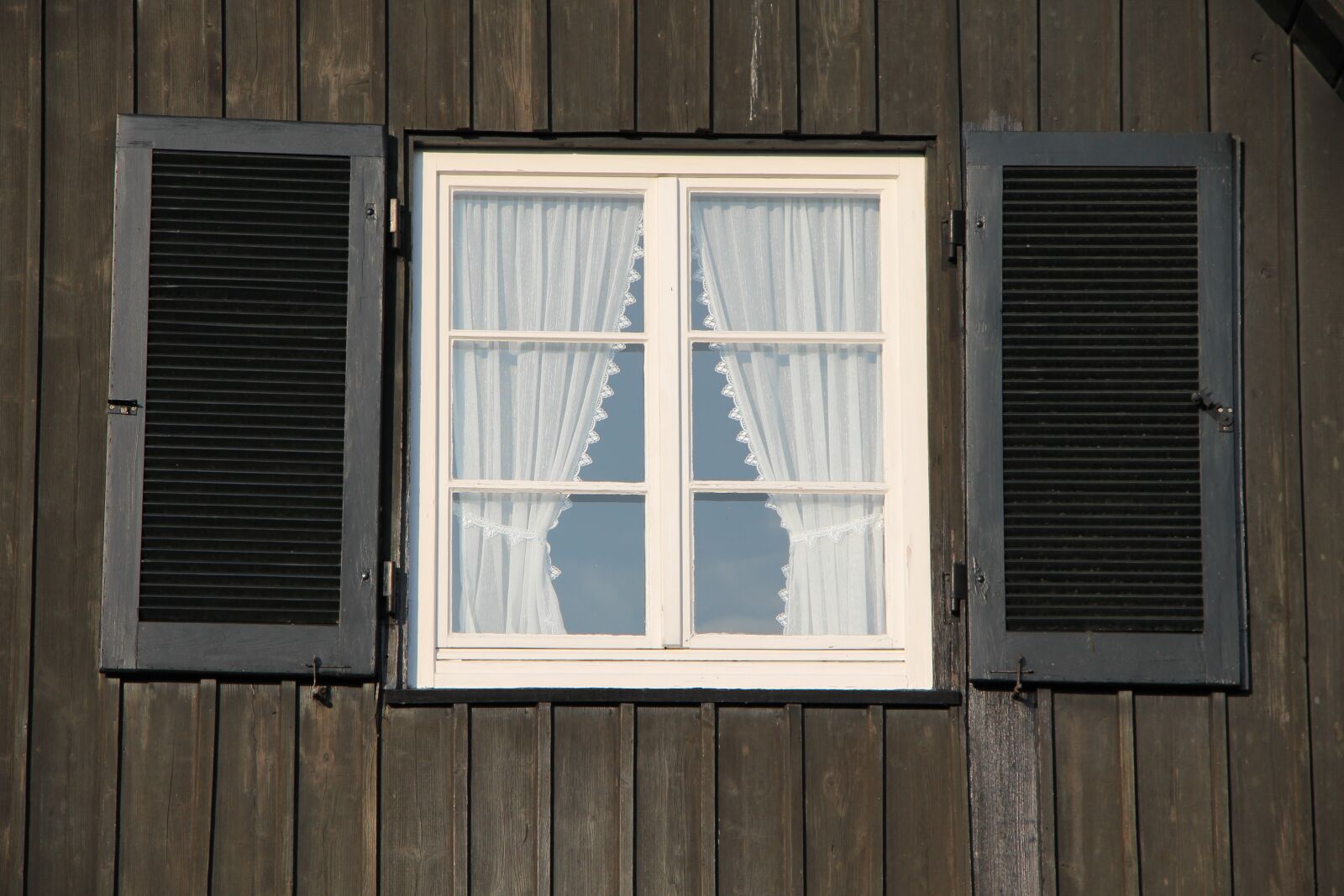 Canon EF-S 18-135mm F3.5-5.6 IS STM sample photo. Window, wood, curtain photography