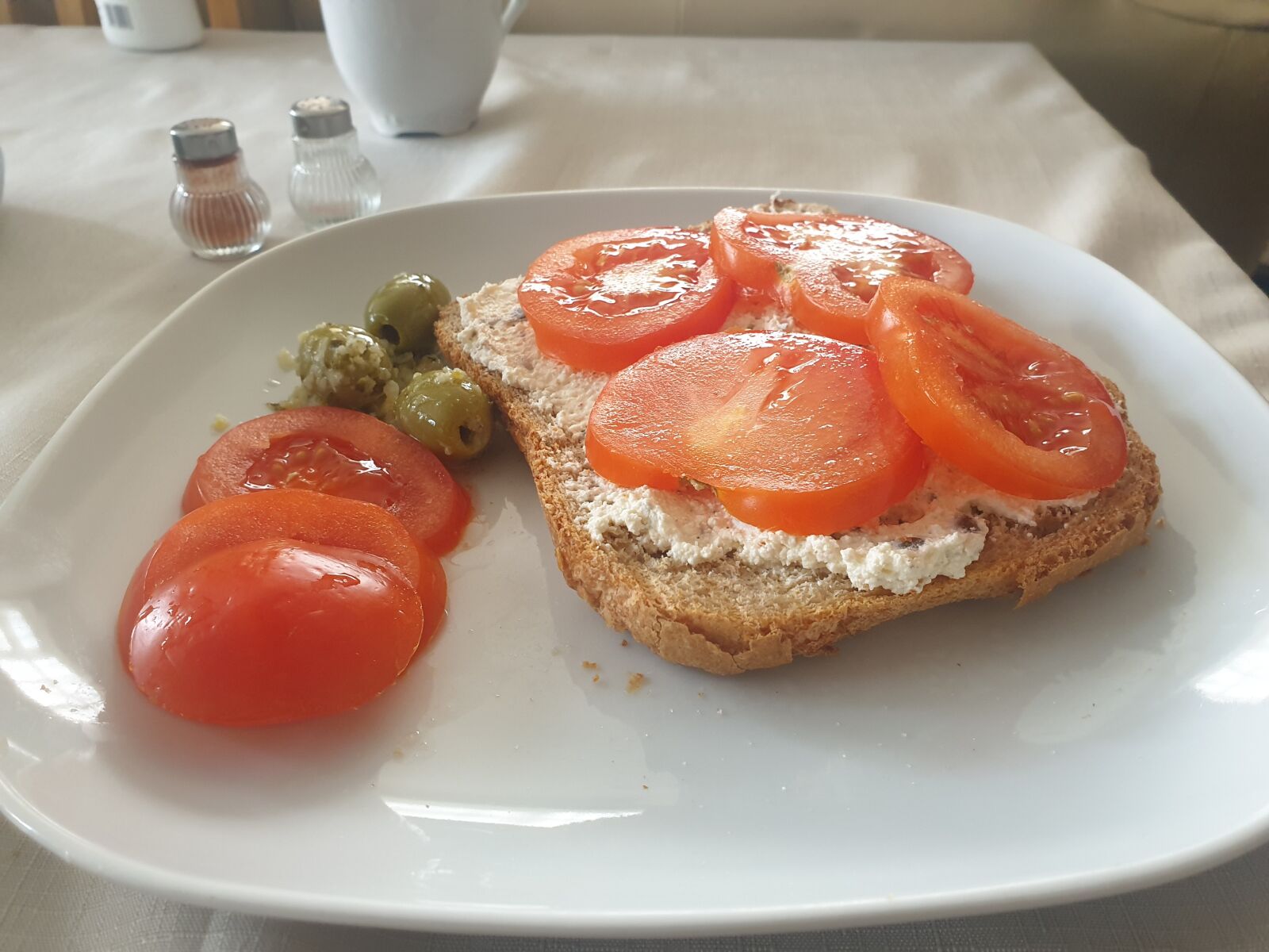 Samsung Galaxy S9+ sample photo. Tomato, sandwich, with olives photography