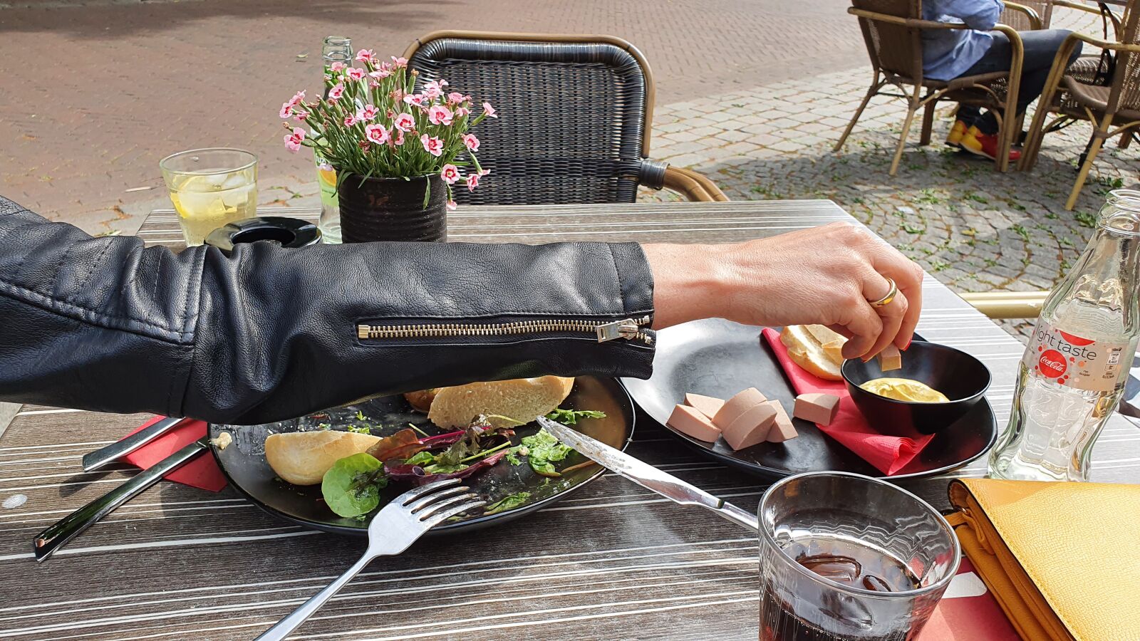 Samsung SM-G975F sample photo. Snacking, funny, stealing photography