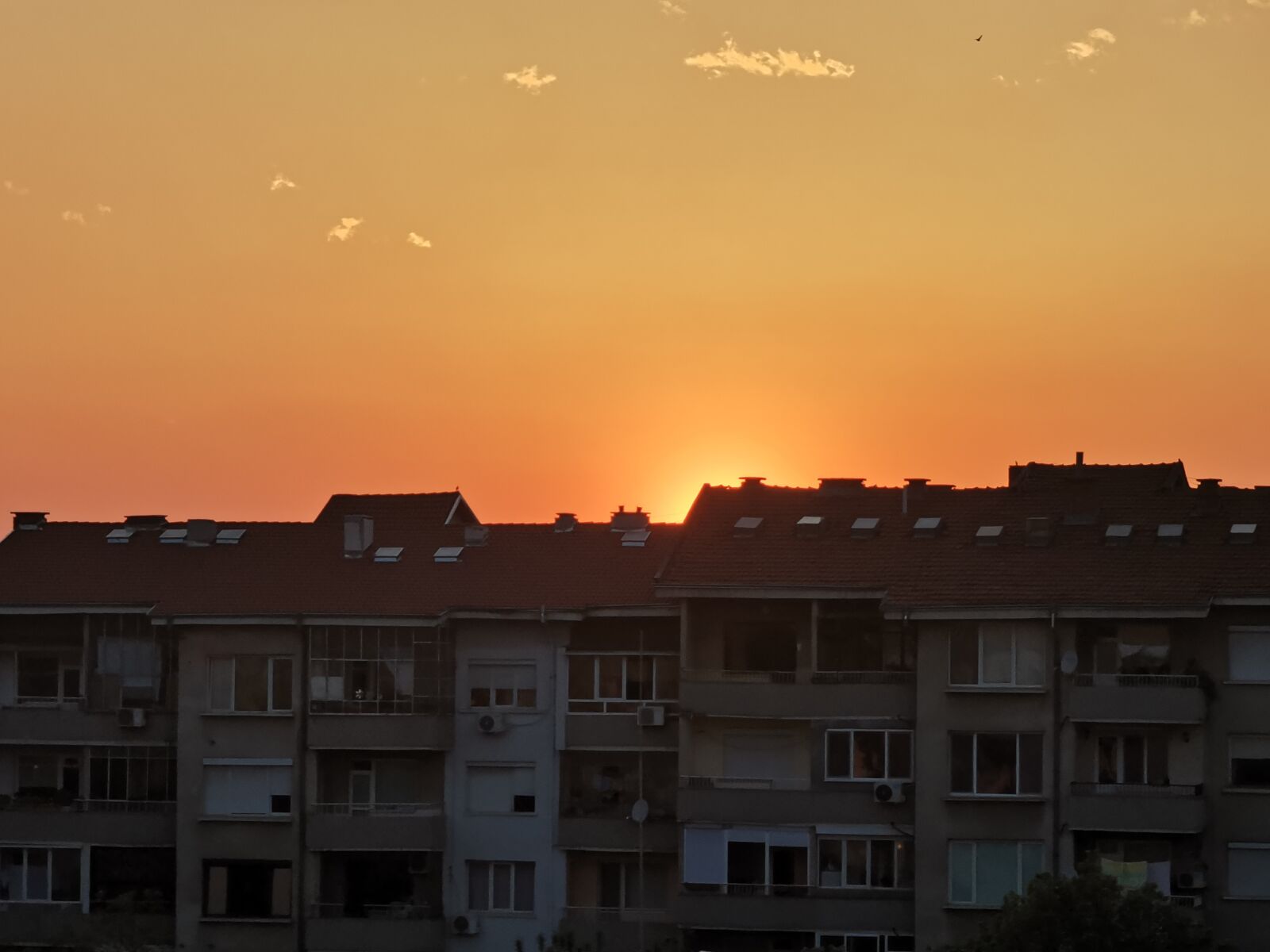 HUAWEI P30 Pro sample photo. Sunset, sun, apartment building photography