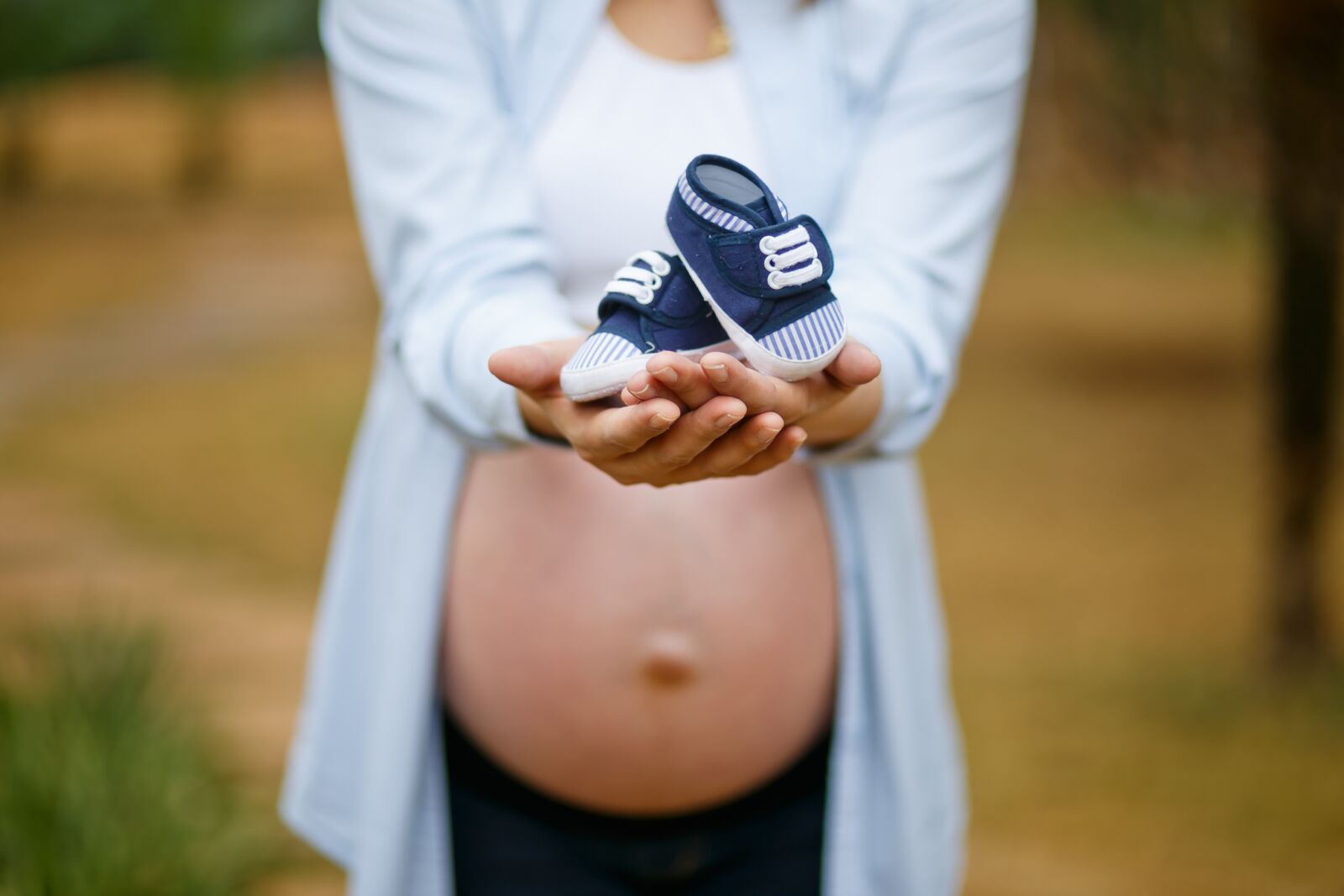 Canon EF 85mm F1.8 USM sample photo. Pregnant woman, pregnancy, belly photography