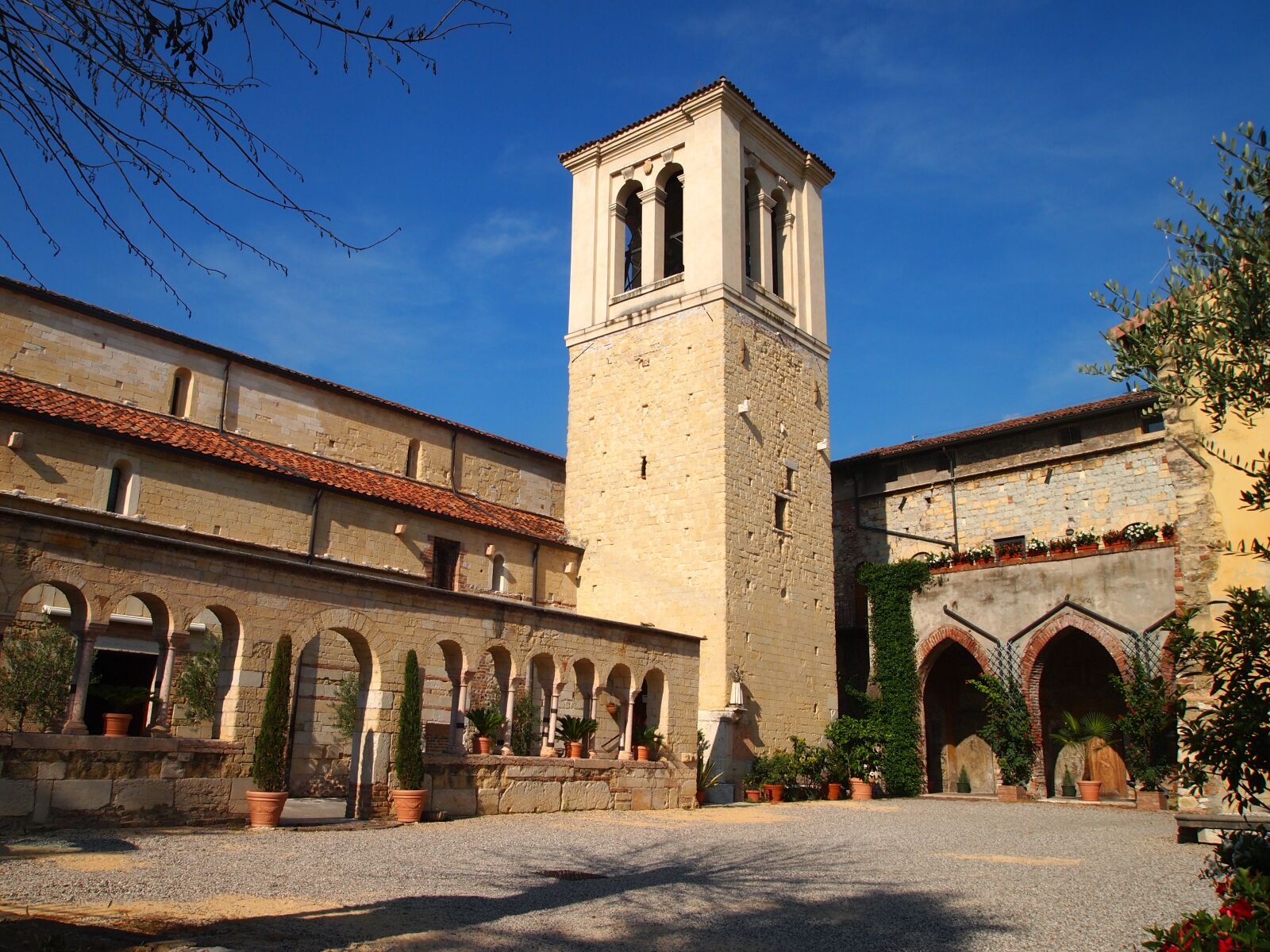 Olympus PEN E-PL1 sample photo. Verona, italy, the church photography