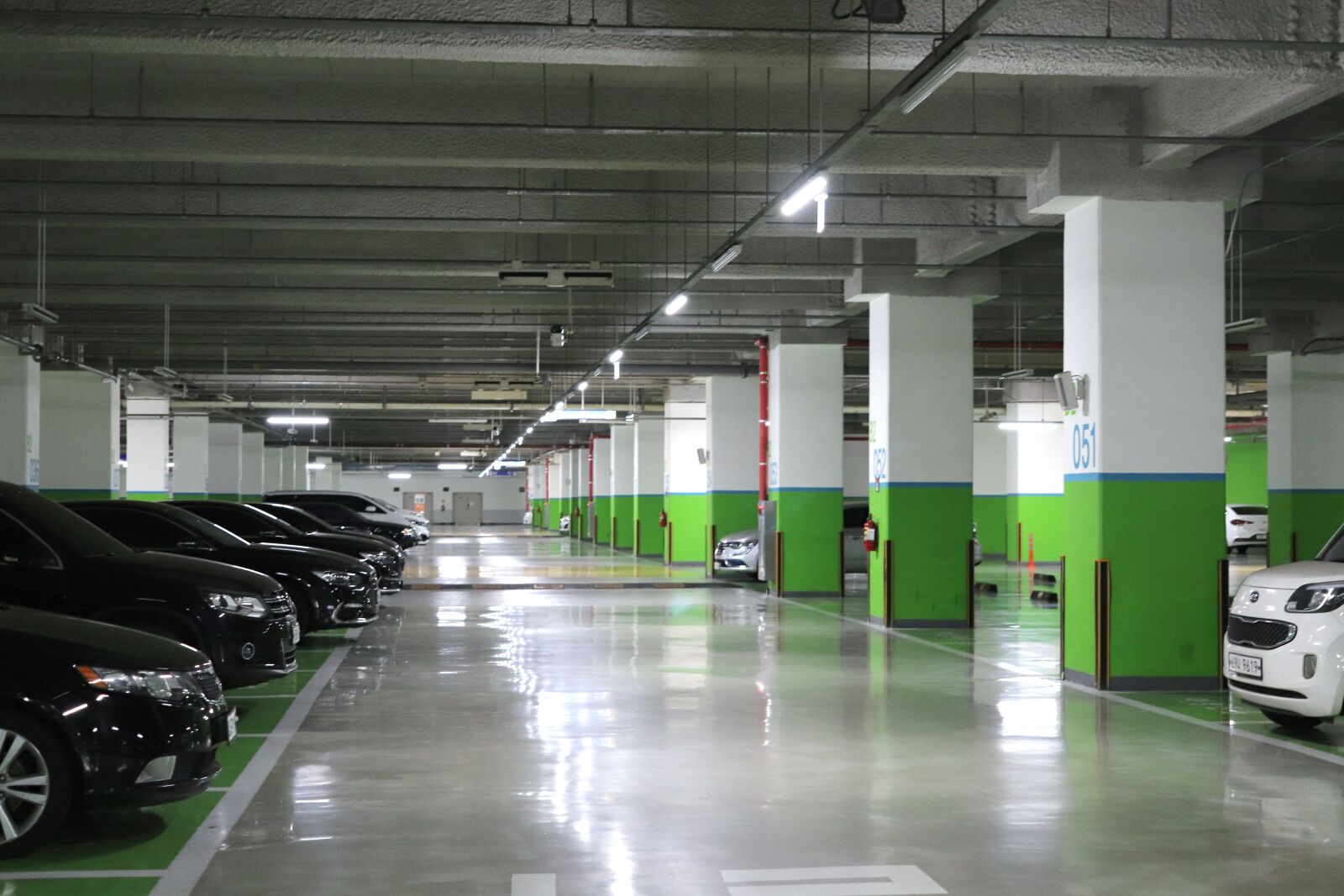 Canon EOS 200D (EOS Rebel SL2 / EOS Kiss X9) sample photo. Parking, underground parking, car photography