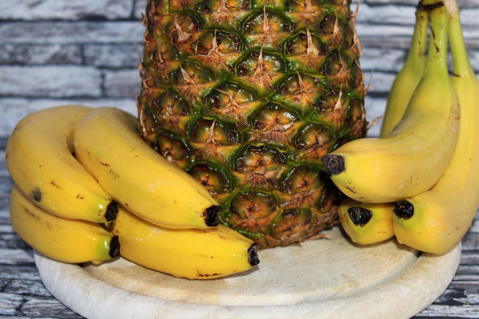 Canon EOS 2000D (EOS Rebel T7 / EOS Kiss X90 / EOS 1500D) sample photo. Pineapple, bananas, fruit photography