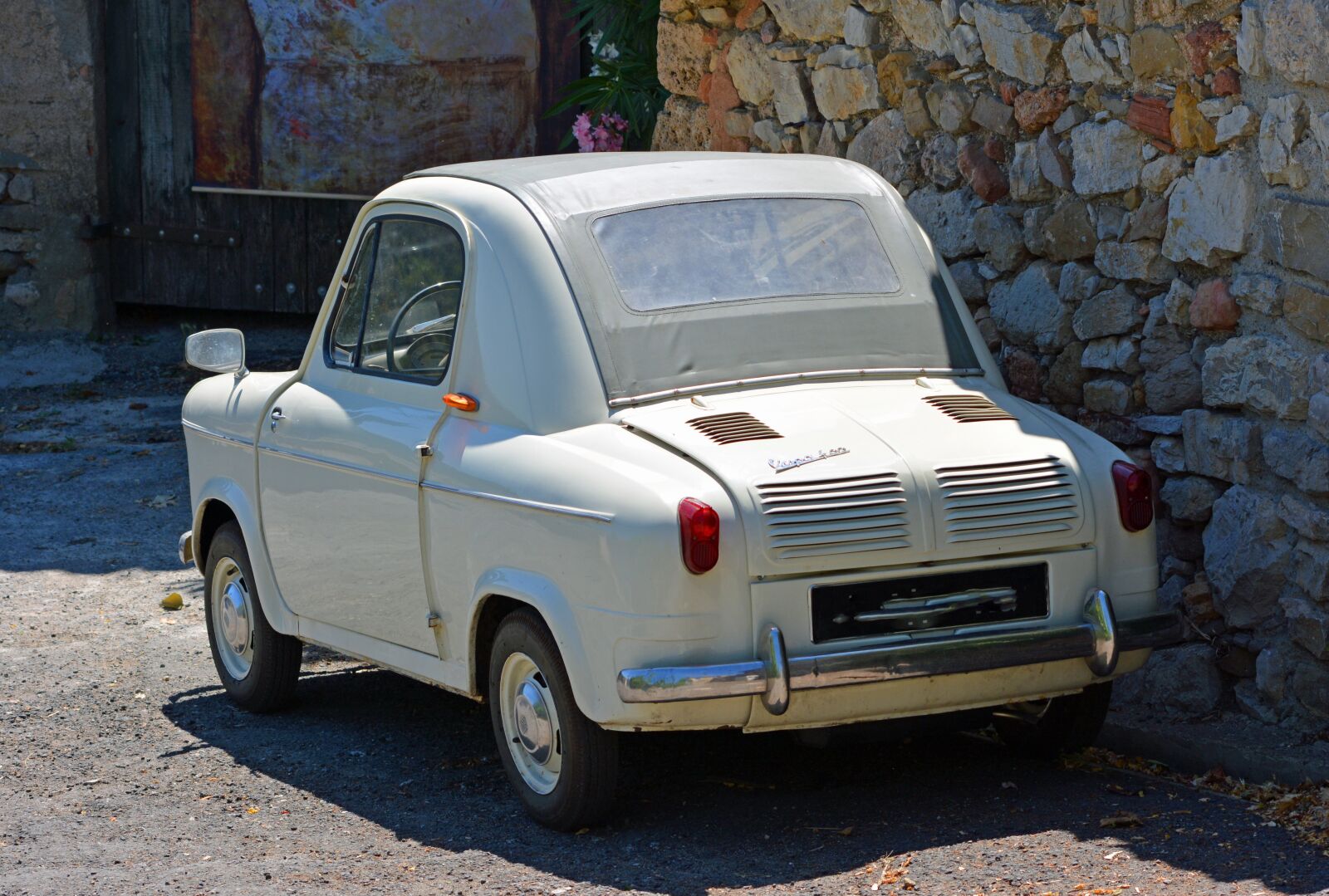 Nikon D5200 sample photo. Automobile, vintage, vespa 400 photography