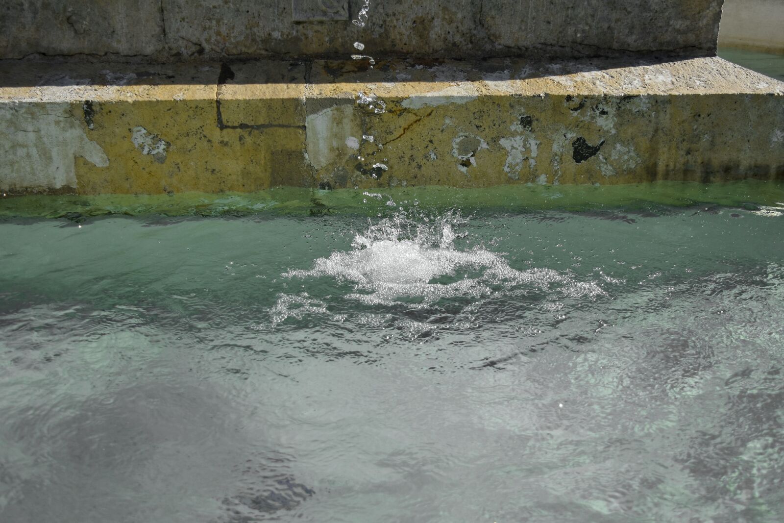 Nikon D5500 sample photo. Fountain, liquid, wall, water photography