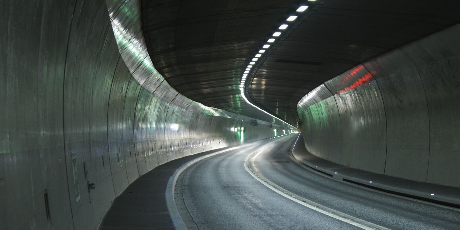 Canon EOS 450D (EOS Rebel XSi / EOS Kiss X2) + Canon EF-S 18-55mm F3.5-5.6 IS II sample photo. Tunnel, highway, lights photography