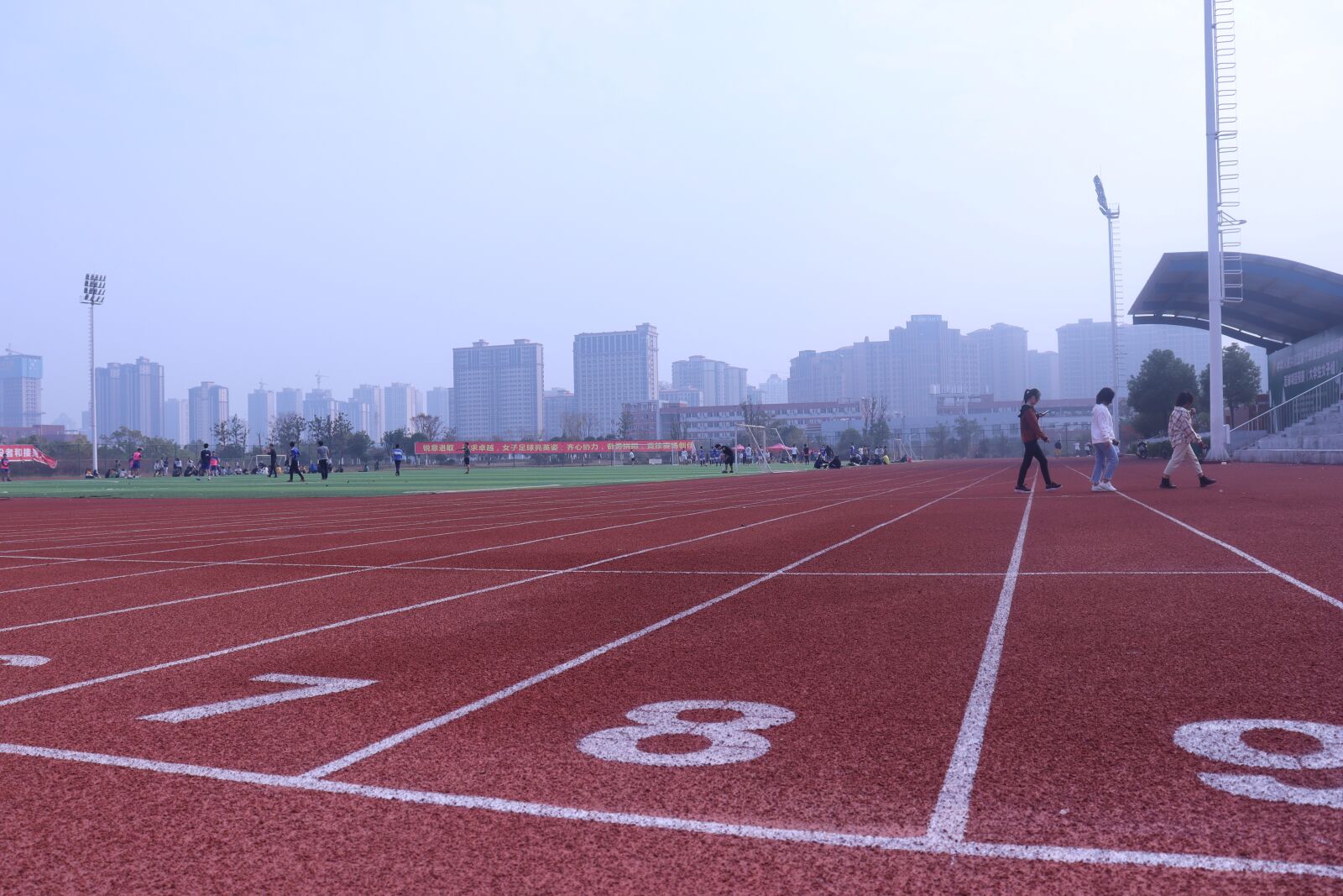Canon EF-S 18-55mm F4-5.6 IS STM sample photo. Campus, athletic track, the photography