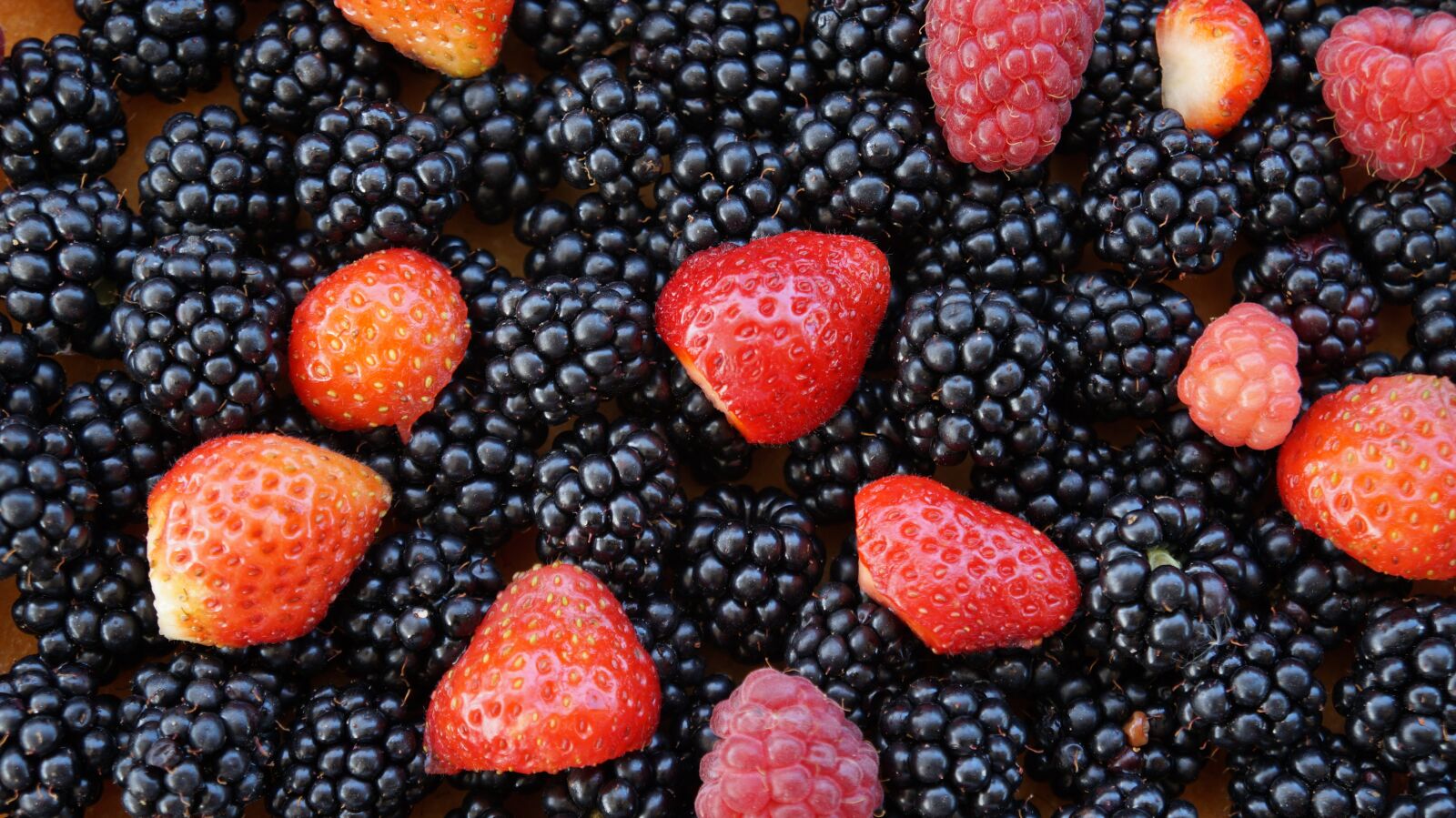 Sony Alpha a3000 + Sony E 18-55mm F3.5-5.6 OSS sample photo. Blackberries, strawberries, soft fruit photography