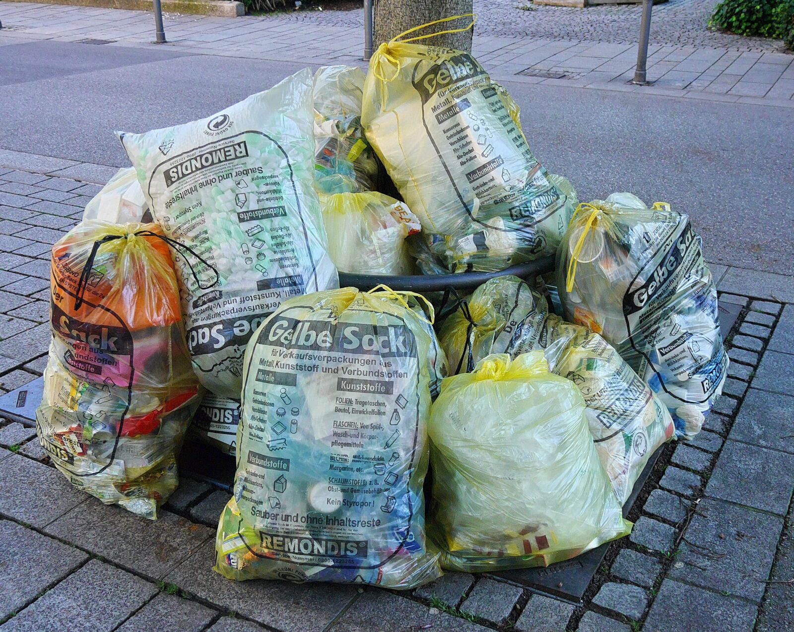Panasonic Lumix DMC-G6 sample photo. Waste, garbage, yellow sack photography