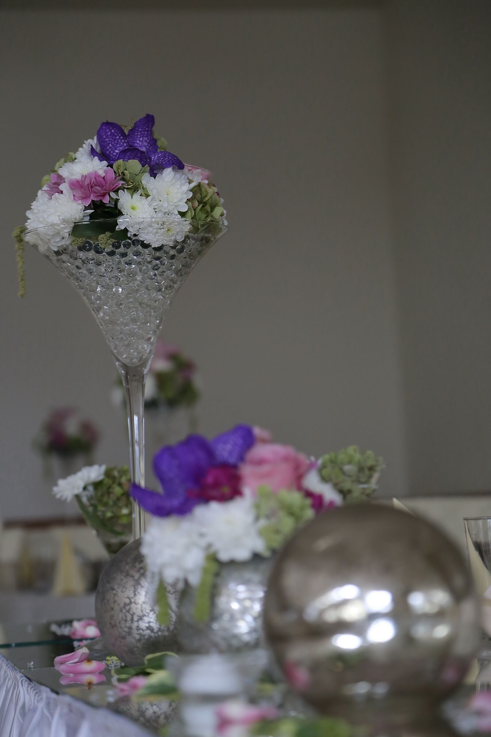 Canon EF 24-105mm F4L IS USM sample photo. Flowers, crystal, vase, interior photography