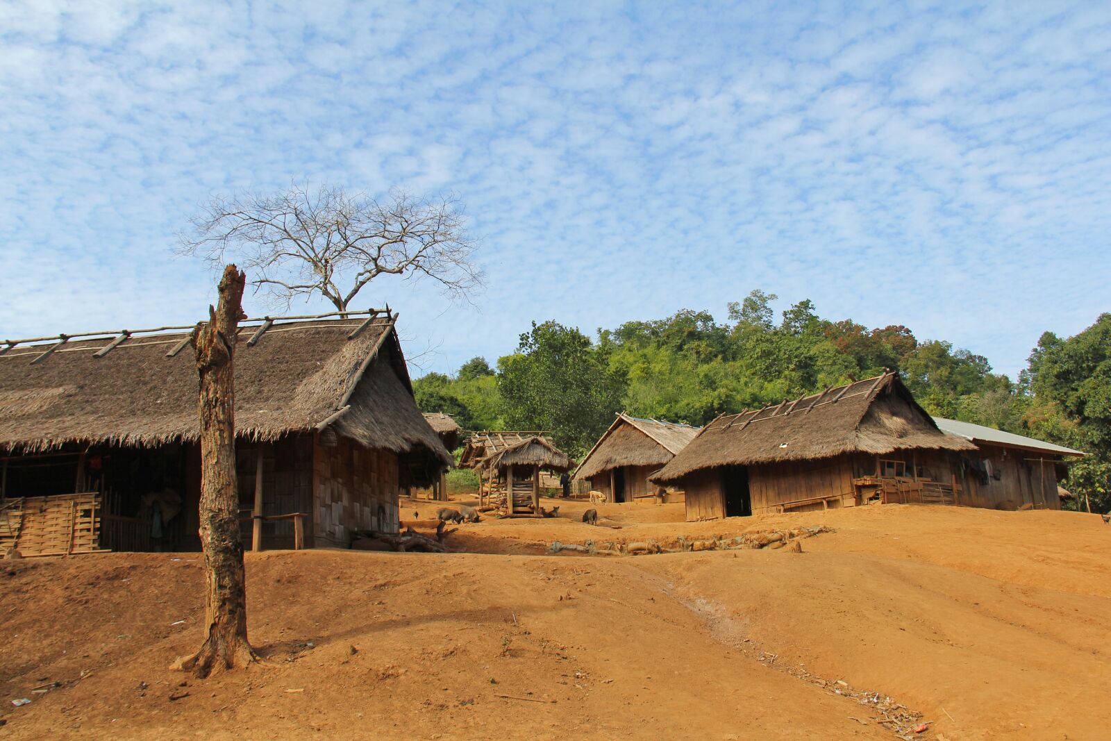 Canon EF-S 18-200mm F3.5-5.6 IS sample photo. Village, mountain, houses photography