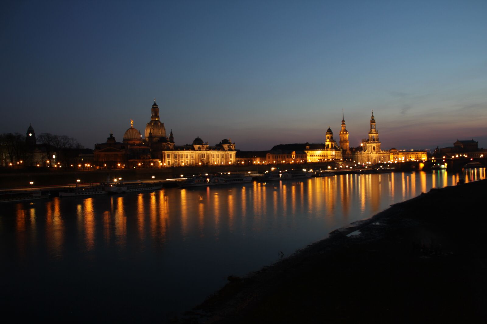 Canon EOS 550D (EOS Rebel T2i / EOS Kiss X4) sample photo. Dresden, night photograph, elbe photography