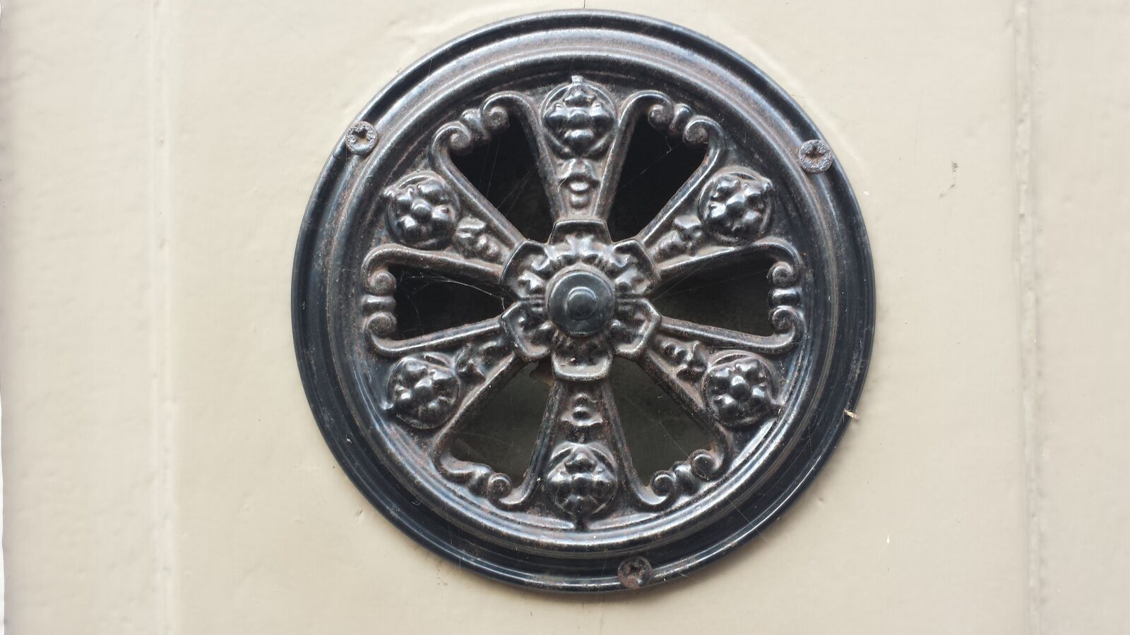 Samsung Galaxy S4 sample photo. Relief, door, door spy photography