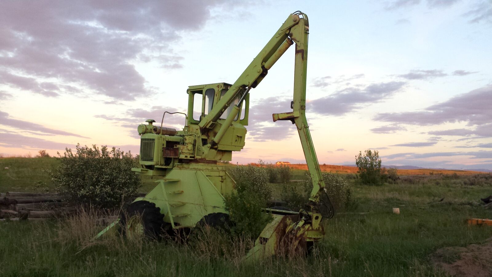 Samsung Galaxy S4 sample photo. Tractor, broken tractor, old photography