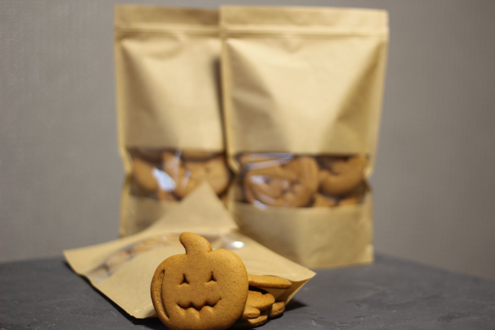 Canon EOS 600D (Rebel EOS T3i / EOS Kiss X5) + Canon EF 50mm F1.8 II sample photo. Halloween, cookies, dessert photography