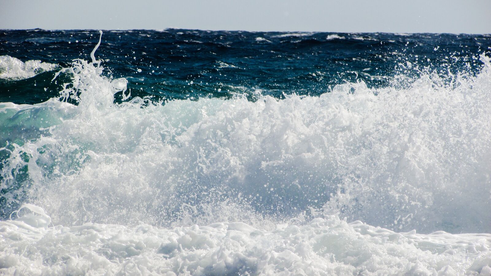 Canon PowerShot SX400 IS sample photo. Wave, smashing, sea photography