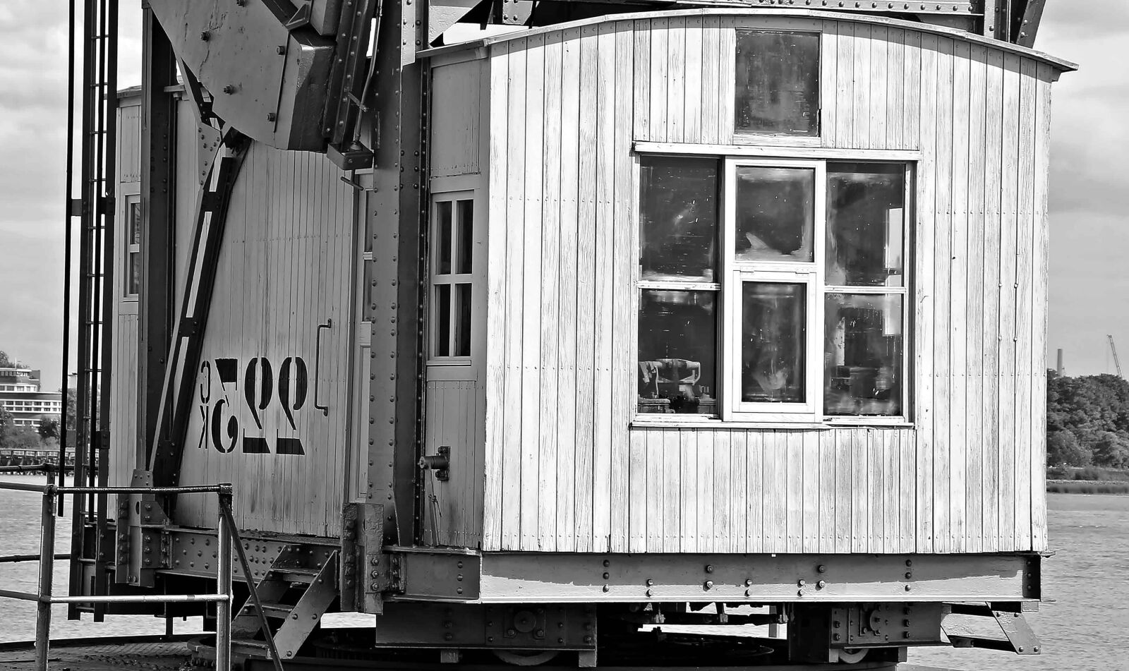 Canon EOS 550D (EOS Rebel T2i / EOS Kiss X4) sample photo. Window, house, machine, crane photography