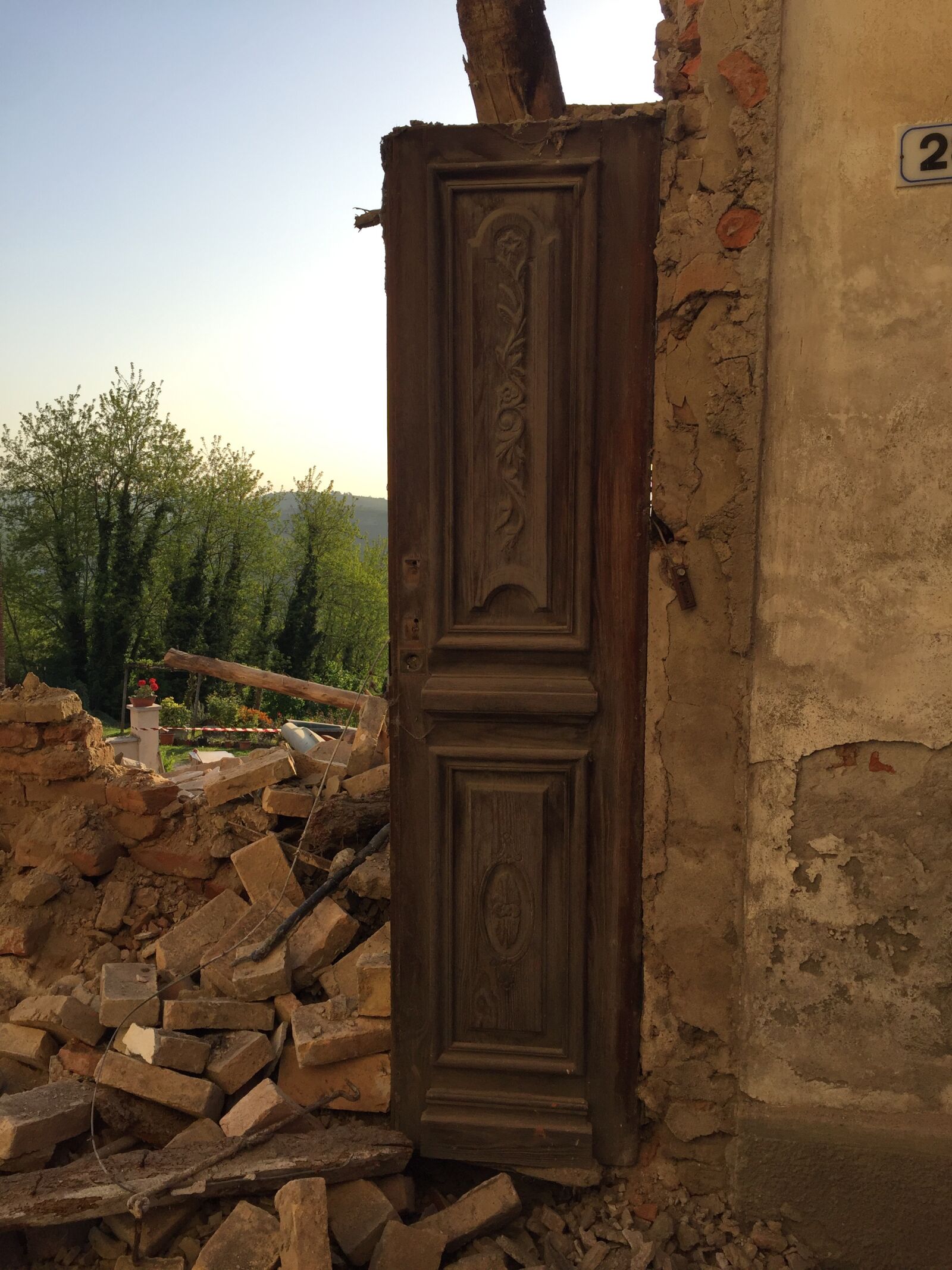 iPhone 6 back camera 4.15mm f/2.2 sample photo. Italy, door, old photography