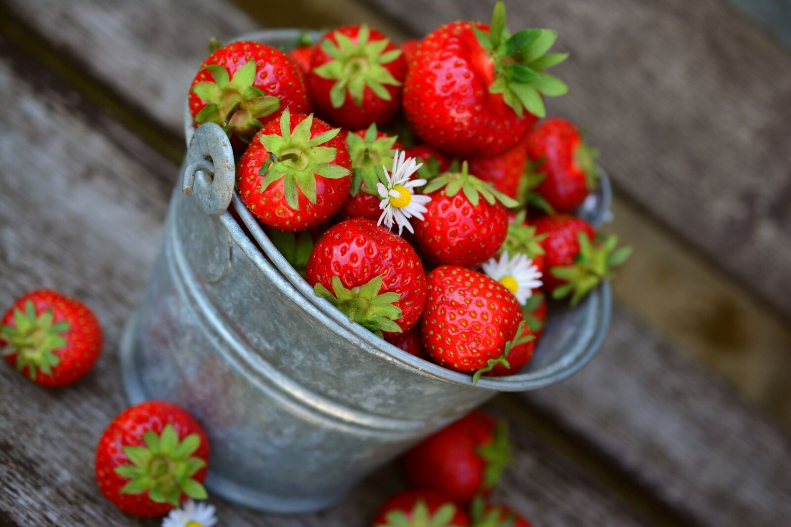 Nikon D5200 sample photo. Strawberries, fruit, delicious photography