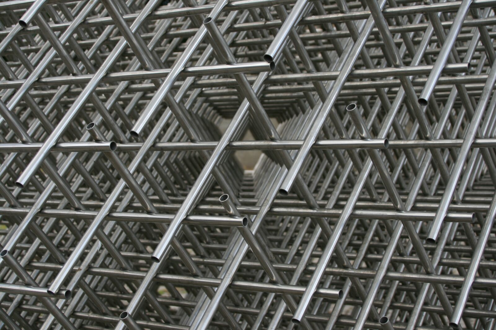 Canon EOS 400D (EOS Digital Rebel XTi / EOS Kiss Digital X) sample photo. Modern art, steel pipes photography