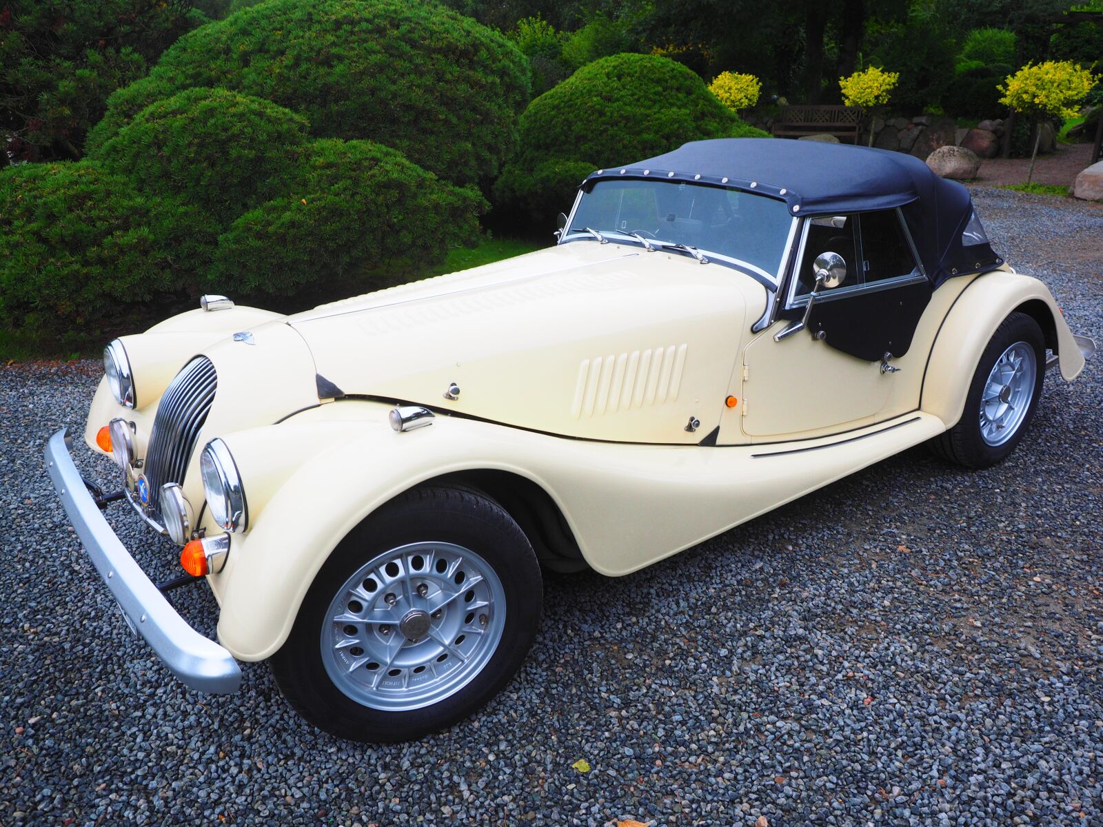 Olympus OM-D E-M1 + Olympus M.Zuiko Digital ED 12-40mm F2.8 Pro sample photo. Morgan plus 8, auto, vehicle photography