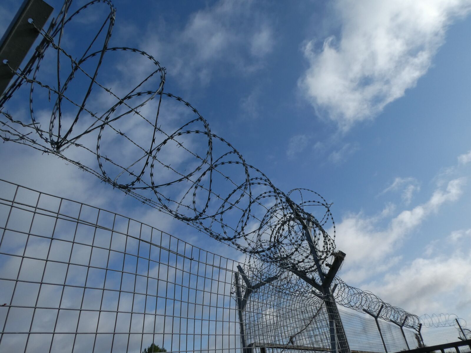 Panasonic Lumix DC-ZS70 (Lumix DC-TZ90) sample photo. Fence, wire, barbed wire photography