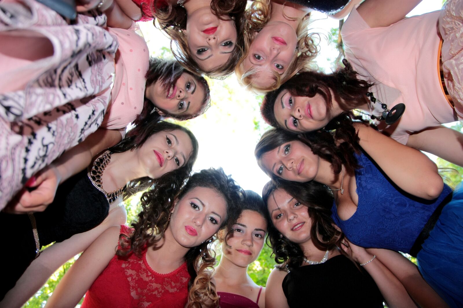Canon EOS 450D (EOS Rebel XSi / EOS Kiss X2) sample photo. Girls, friendship, circle photography