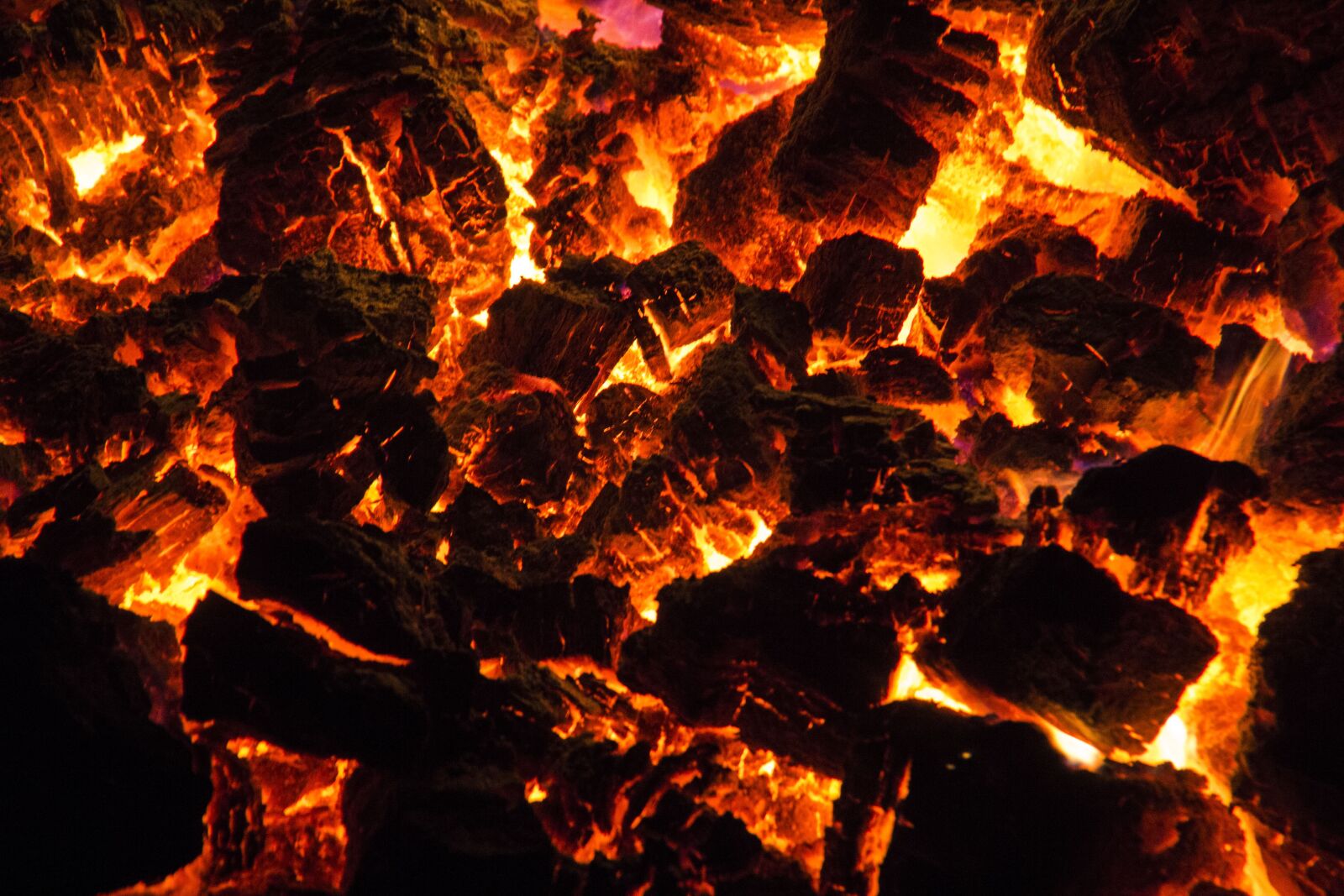 Canon EF-S 18-200mm F3.5-5.6 IS sample photo. Charcoal fire, carbon, crack photography
