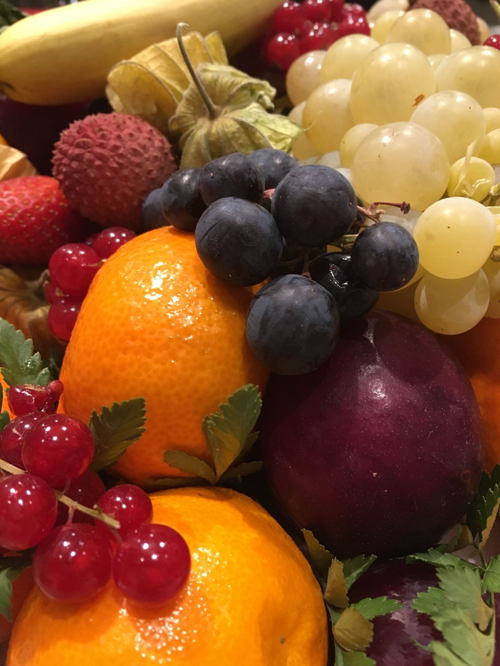 iPhone SE back camera 4.15mm f/2.2 sample photo. Fruit, grape, banana photography