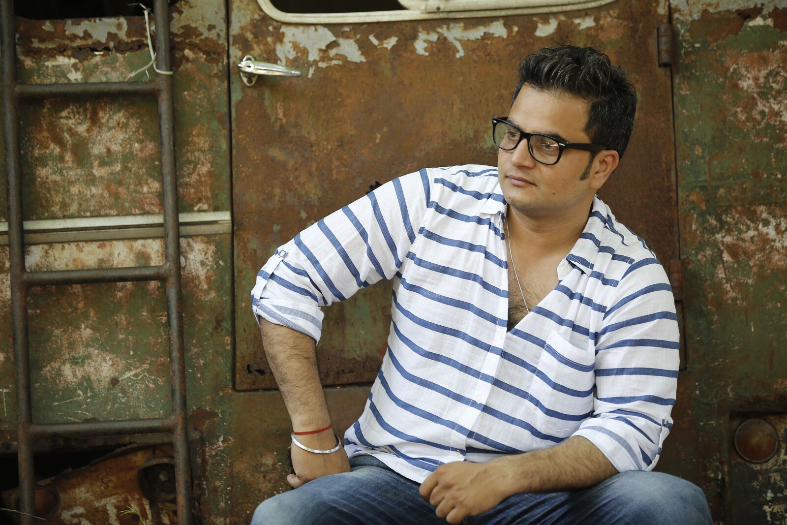 Canon EOS 5D Mark III sample photo. Glasses, stripes, jeans photography