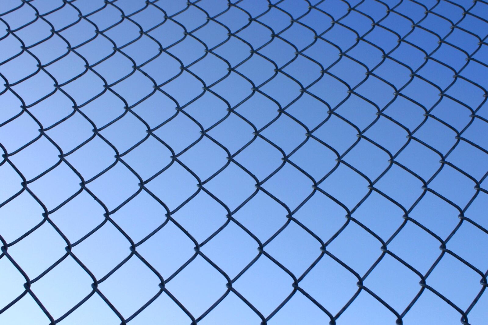 f/3.5-5.6 IS sample photo. Wire fence, texture photography