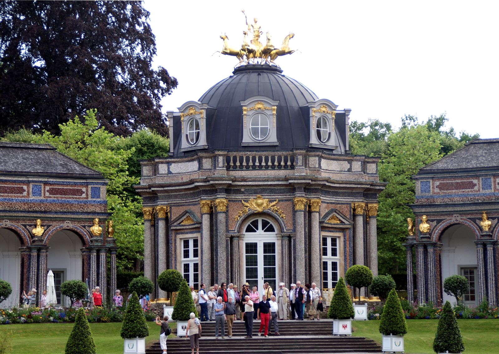 Sony Alpha DSLR-A330 sample photo. Hermitage, visitors, concluded bayreuth photography