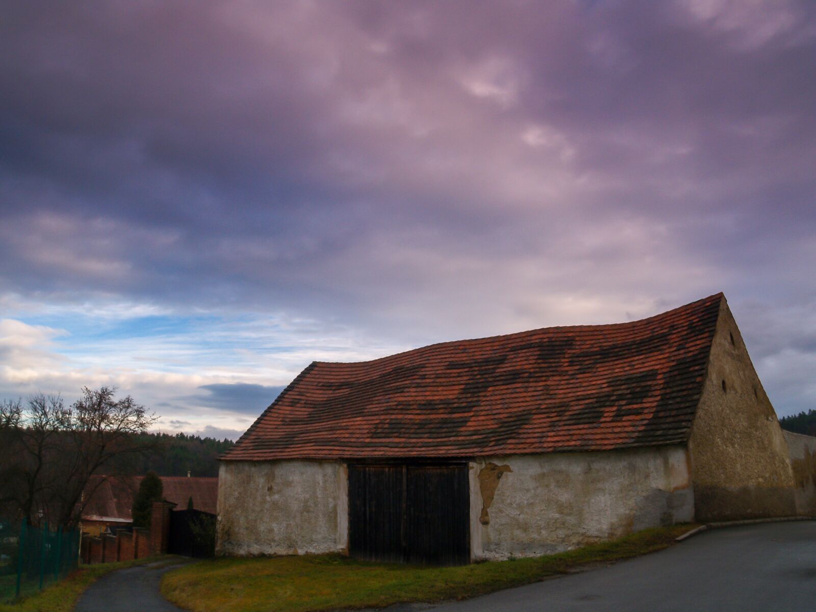 Olympus E-500 (EVOLT E-500) sample photo. Barn, clouds, heaven photography
