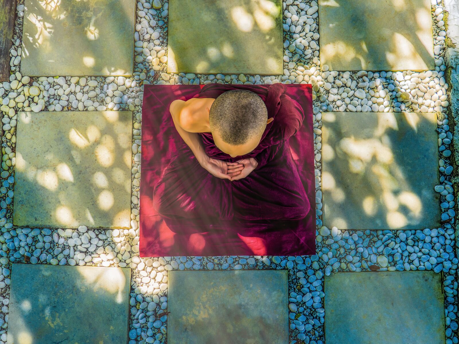 Olympus OM-D E-M10 sample photo. Meditate, monk meditating, theravada photography
