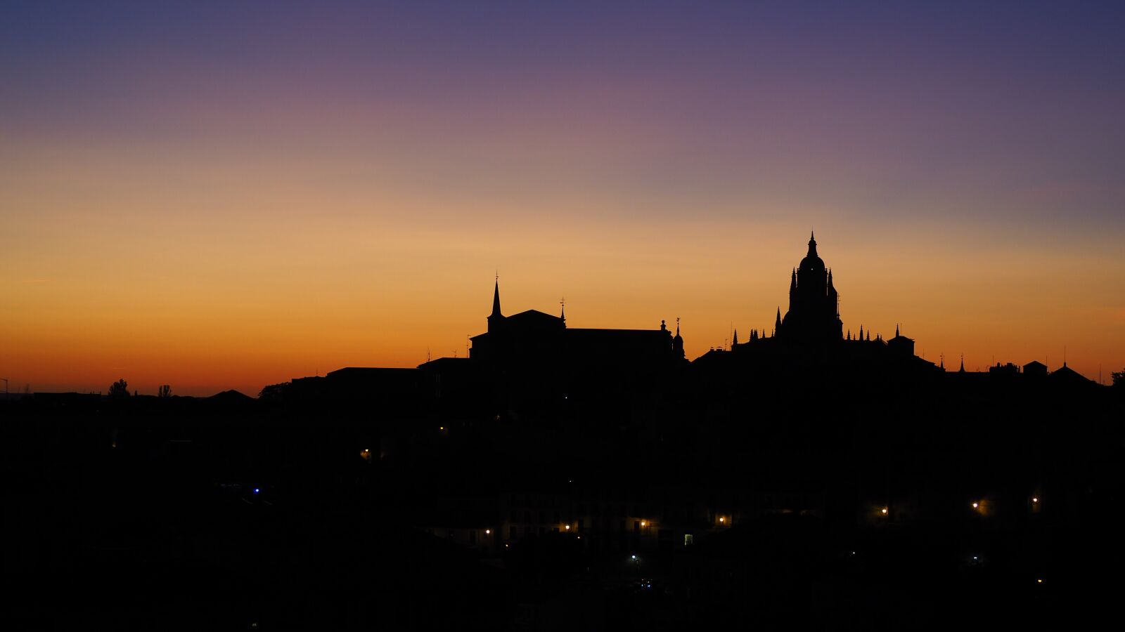 Olympus OM-D E-M10 II sample photo. Segovia, silhouette, night photography
