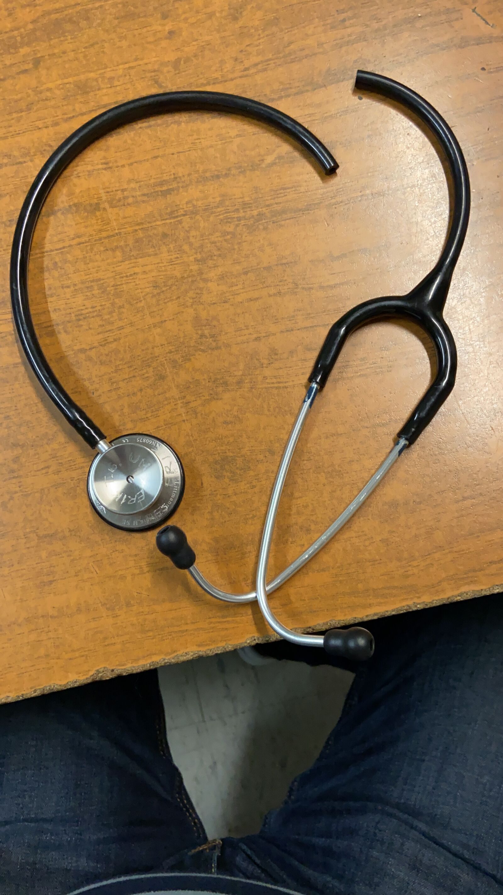 iPhone 11 back camera 4.25mm f/1.8 sample photo. Stethoscope, broken, doctor photography
