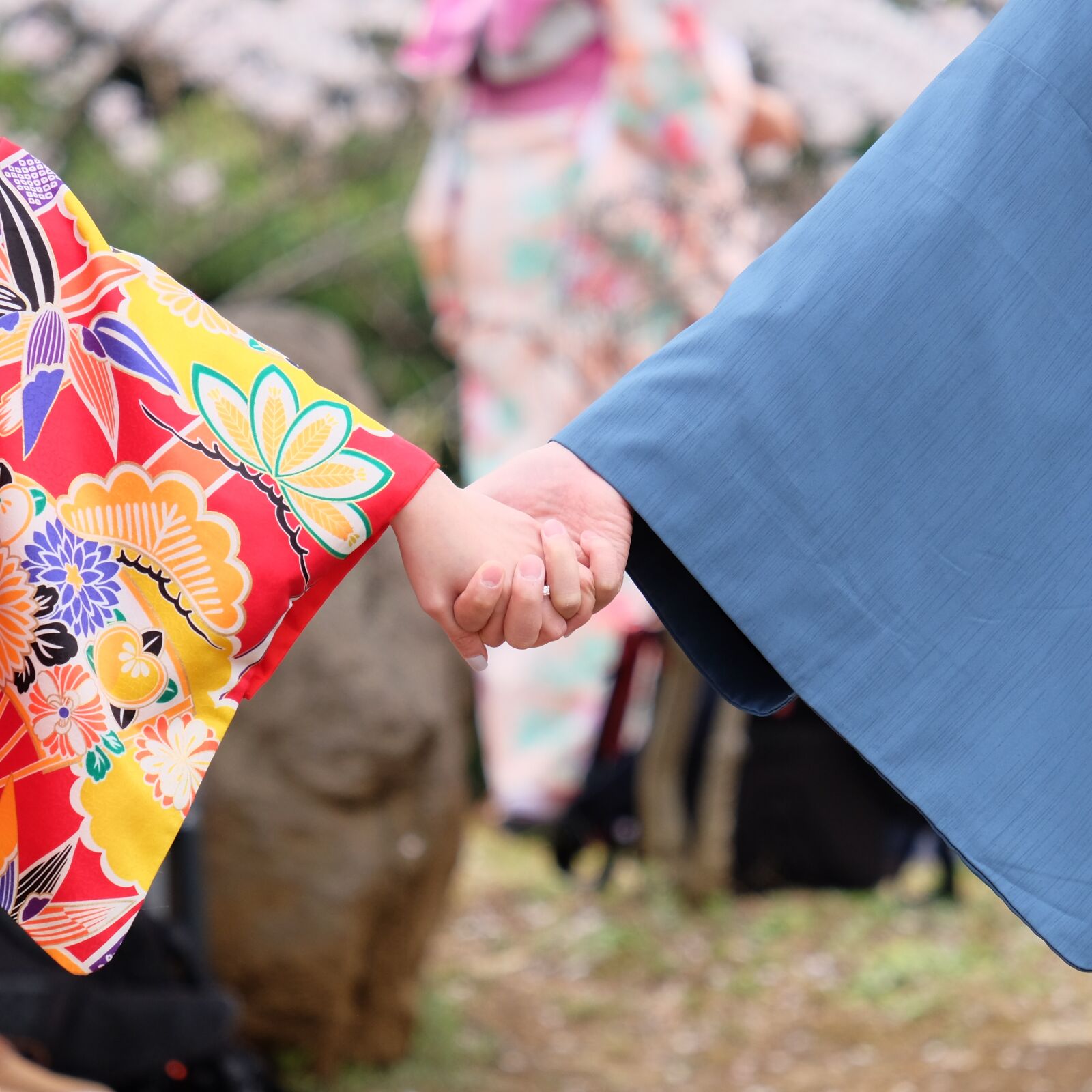 Fujifilm XF 55-200mm F3.5-4.8 R LM OIS sample photo. Couple, ties hands, asian photography