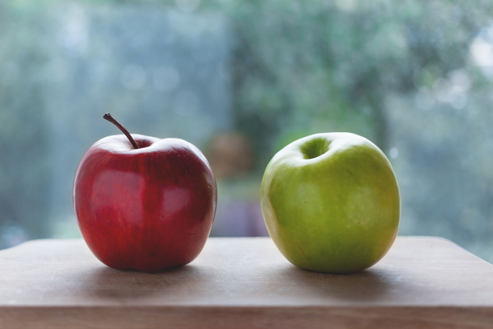 Canon EF 40mm F2.8 STM sample photo. Red, apple, beside, the photography