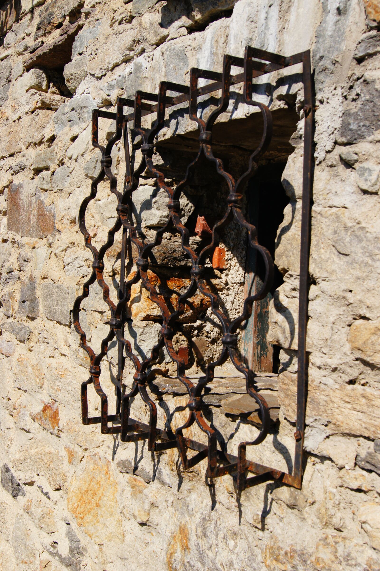 Sony SLT-A33 sample photo. Window, grid, wall photography