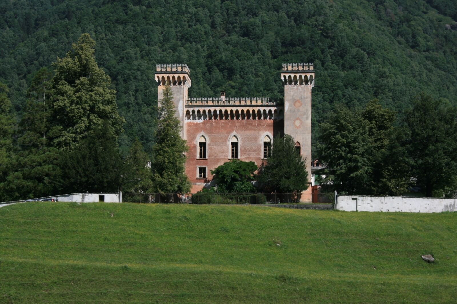 Canon EOS 400D (EOS Digital Rebel XTi / EOS Kiss Digital X) sample photo. Near chiavenna, castelmur palace photography