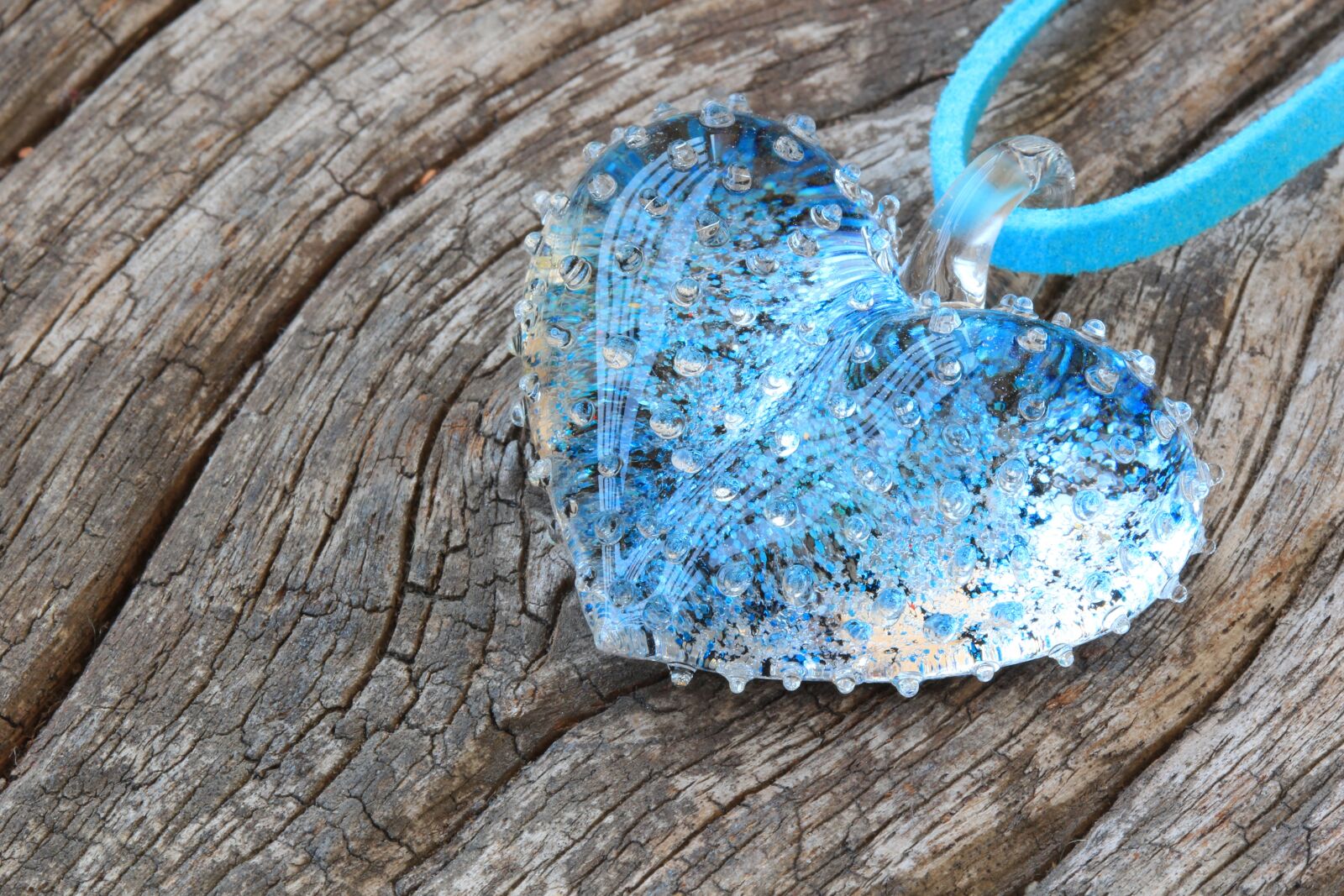 Canon EOS 600D (Rebel EOS T3i / EOS Kiss X5) + Canon EF 100mm F2.8 Macro USM sample photo. Heart, blue, glass photography