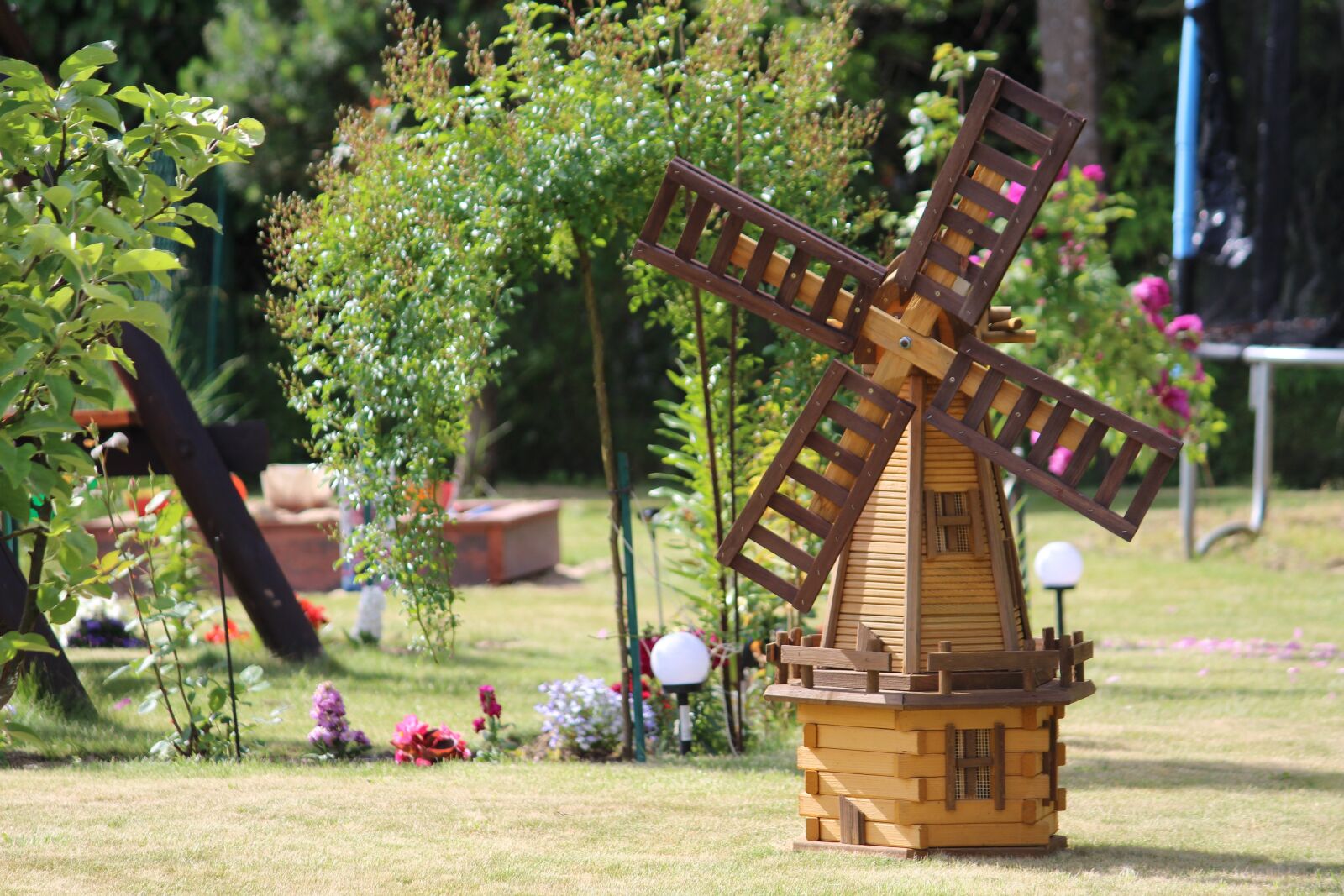 Canon EOS 1200D (EOS Rebel T5 / EOS Kiss X70 / EOS Hi) sample photo. Windmill, ornament, decoration photography