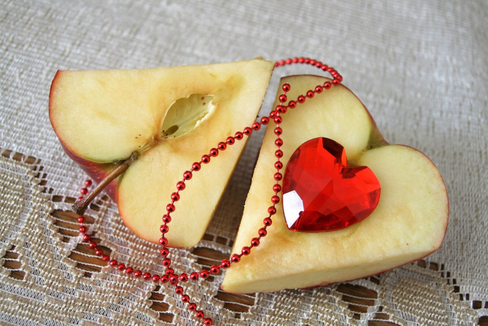 Canon EOS 400D (EOS Digital Rebel XTi / EOS Kiss Digital X) sample photo. Heart, valentine's day, eating photography