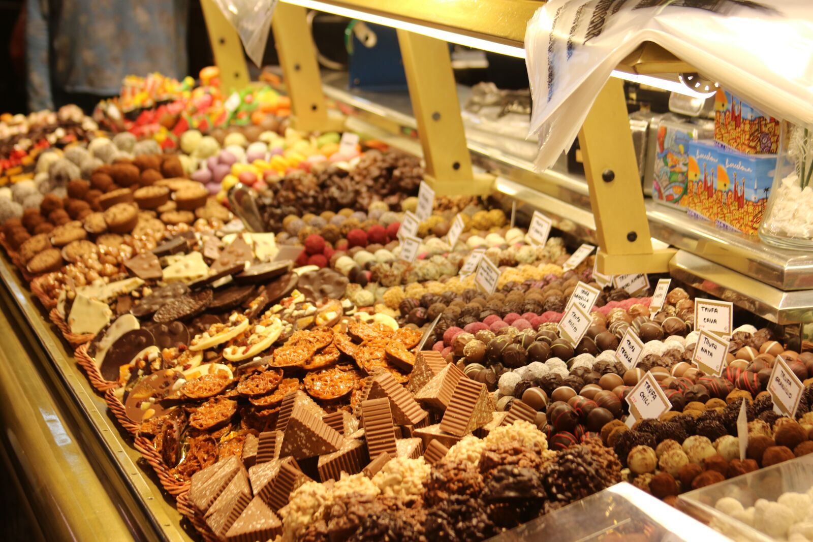 Canon EOS 70D + Canon EF 28-135mm F3.5-5.6 IS USM sample photo. Chocolate, display, confectionery photography