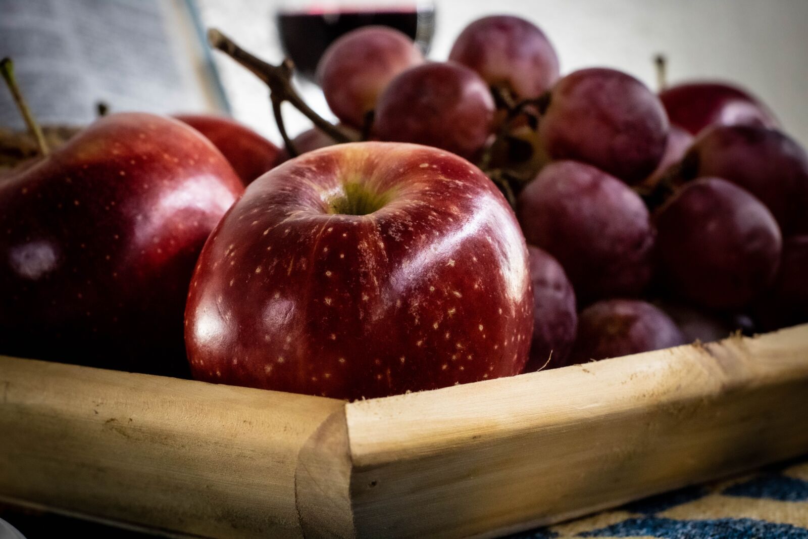 Canon EOS 750D (EOS Rebel T6i / EOS Kiss X8i) sample photo. Manzanas, uva, fruta photography