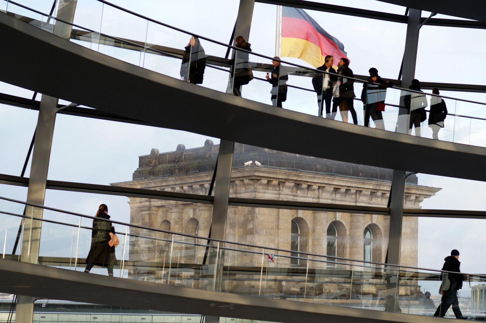 Sony SLT-A58 + Minolta AF 50mm F1.4 [New] sample photo. Berlin, the reichstag, people photography